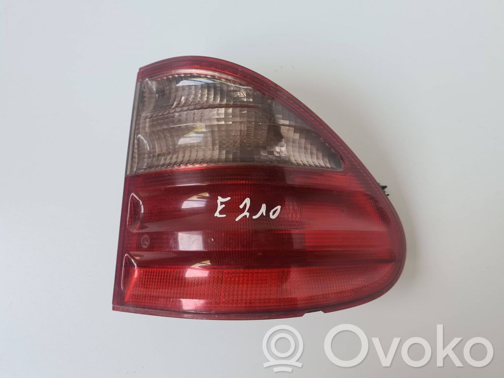 Mercedes-Benz E W210 Aizmugurējais lukturis virsbūvē 