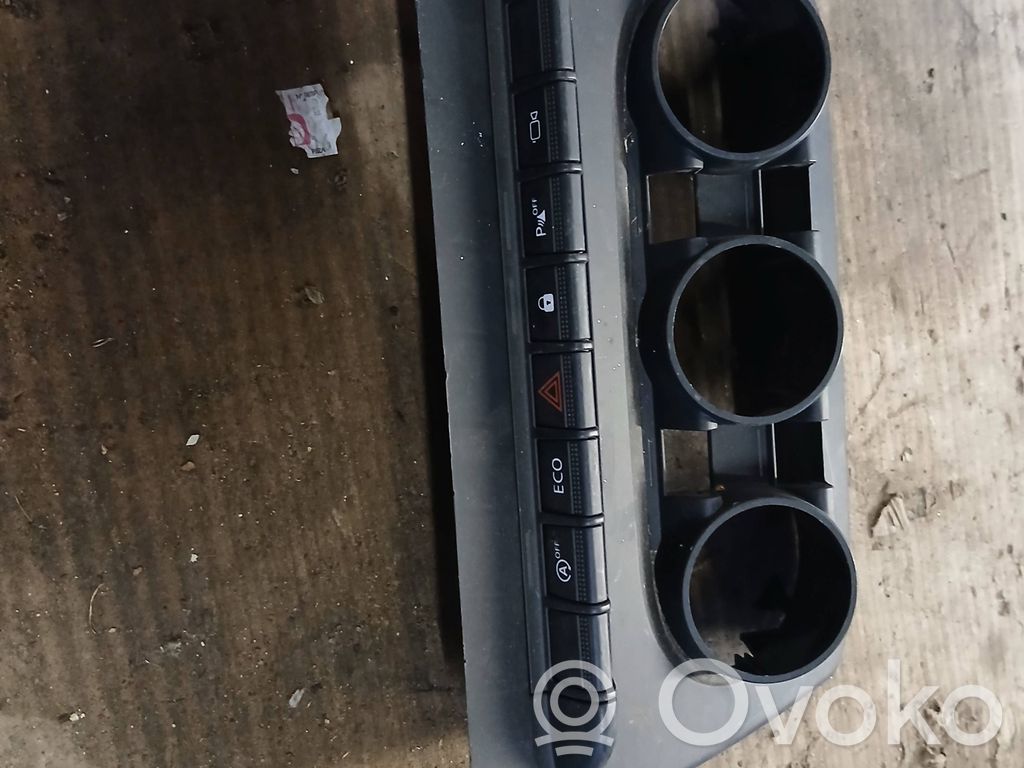 Dacia Duster Hazard light switch 