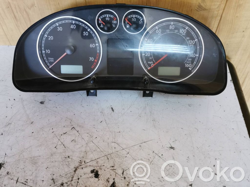 Volkswagen PASSAT B5.5 Spidometrs (instrumentu panelī) 