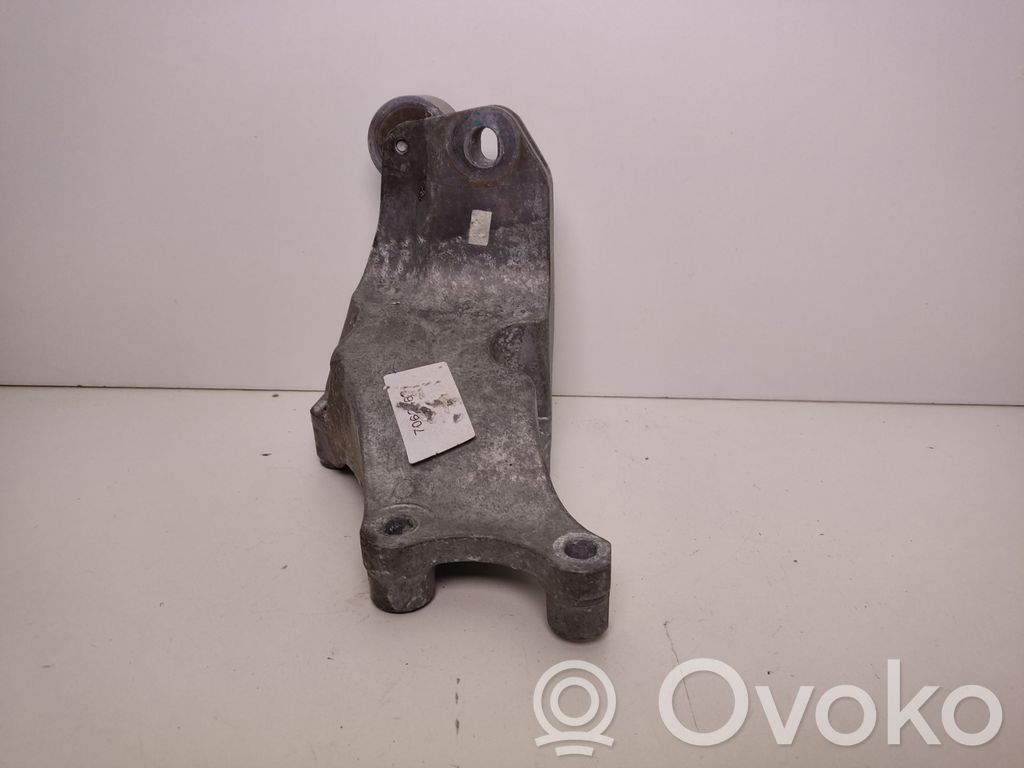Ford Mustang VI Engine mounting bracket 
