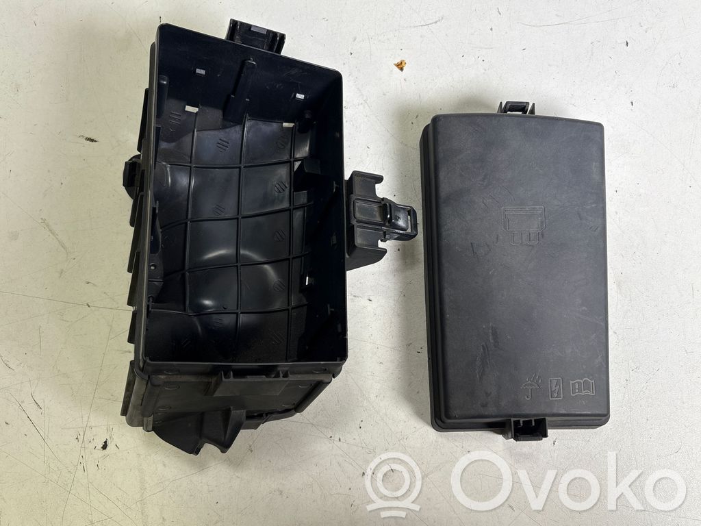 Audi A3 S3 8V Juego de caja de fusibles 