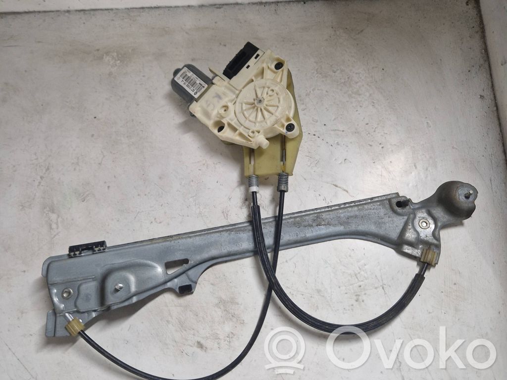 Elektryczny podnośnik szyby drzwi tylnych   827010001R