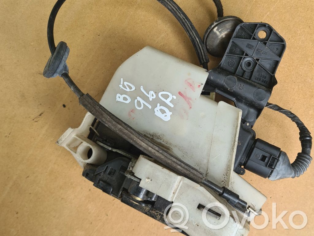 Volkswagen PASSAT B5.5 Zamek drzwi przednich 