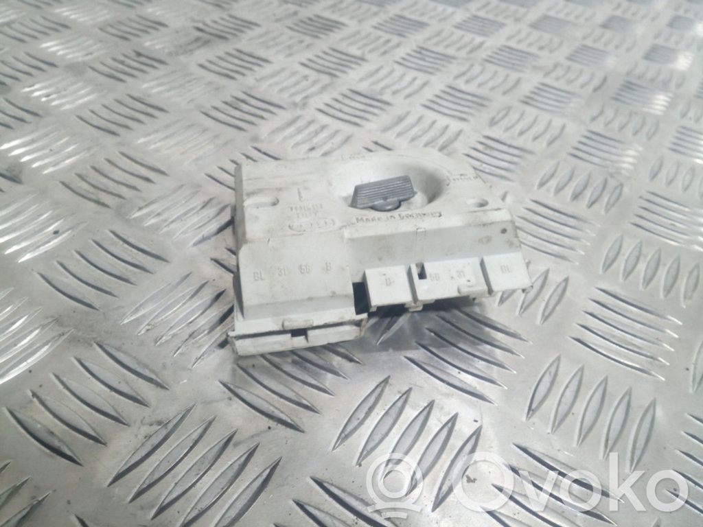 Audi 80 90 B3 Galinio žibinto detalė 