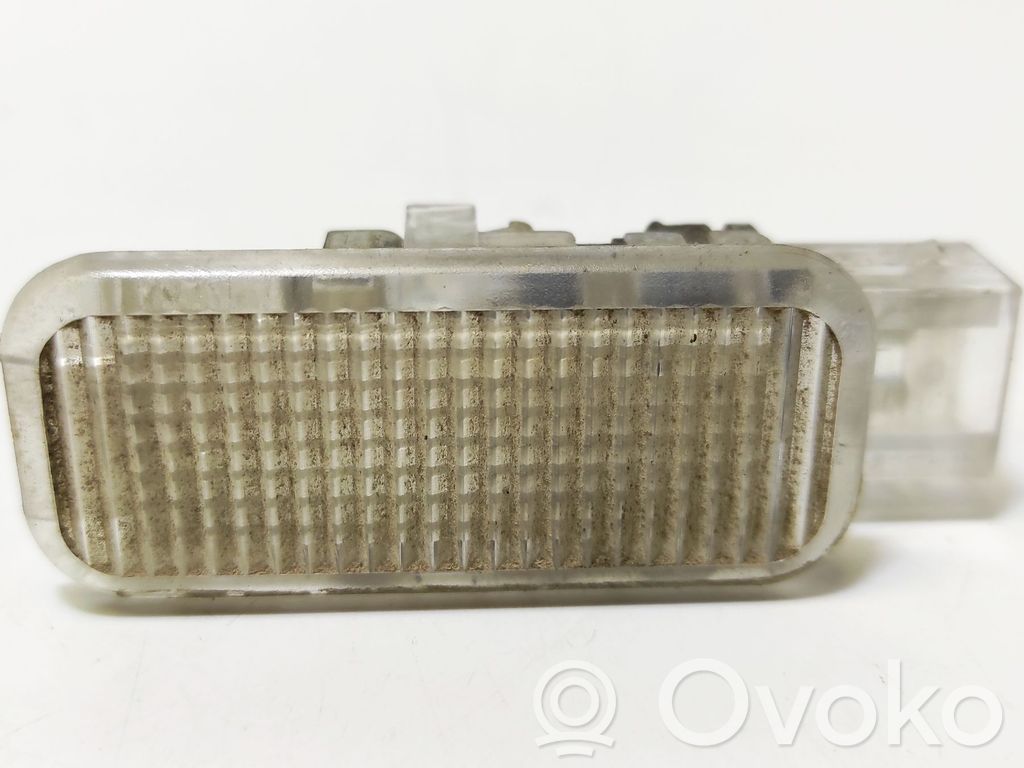 Audi A6 S6 C5 4B Lampka wewnętrzne drzwi tylnych 