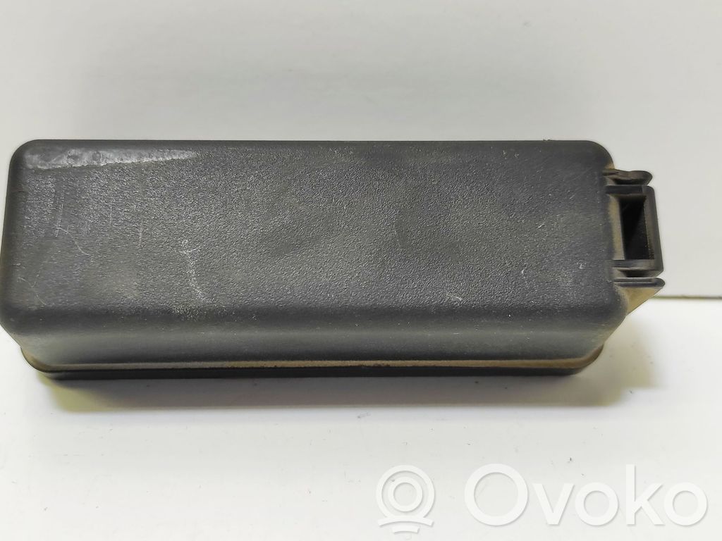 Toyota Corolla E120 E130 Tapa de caja de fusibles 