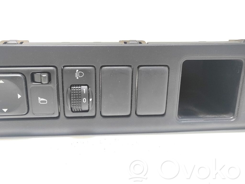 Wing mirror switch   684859U100