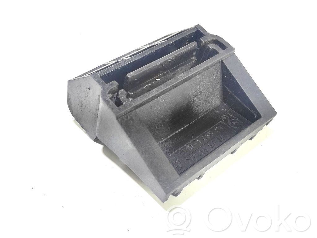 Land Rover Range Rover L322 Radiator mount bracket 