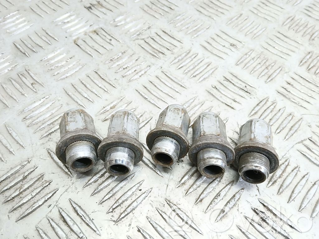 Mutterit/pultit