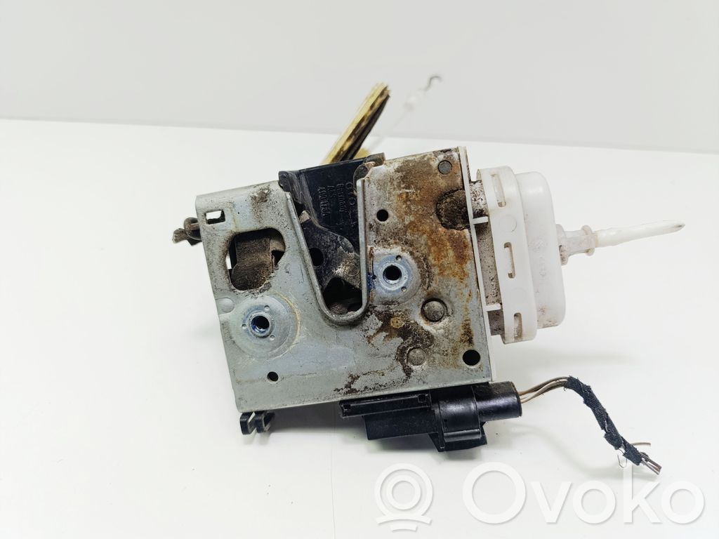 Audi A4 S4 B5 8D Priekšpusē slēdzene 