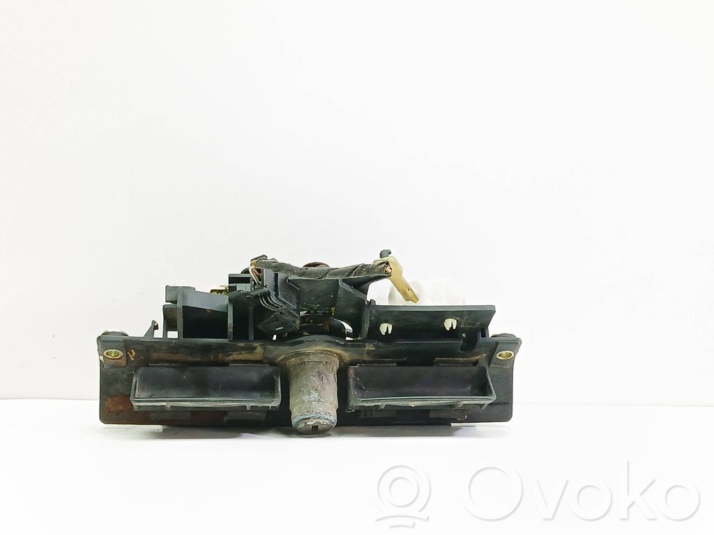 Uchwyt / Rączka zewnętrzna otwierania klapy tylnej / bagażnika   8D9827778