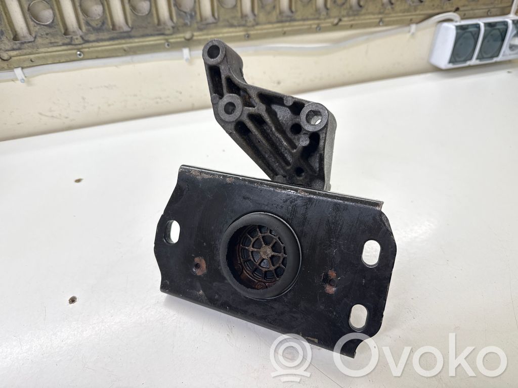 Engine mount bracket   93853921