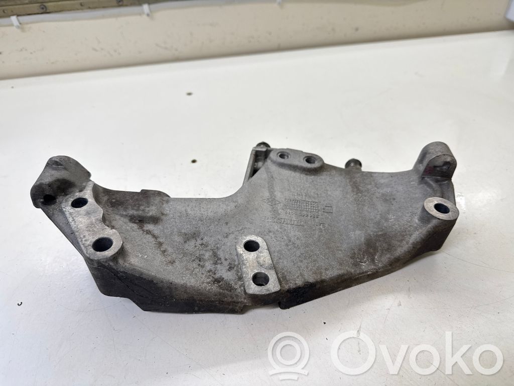Engine mounting bracket   8200399938
