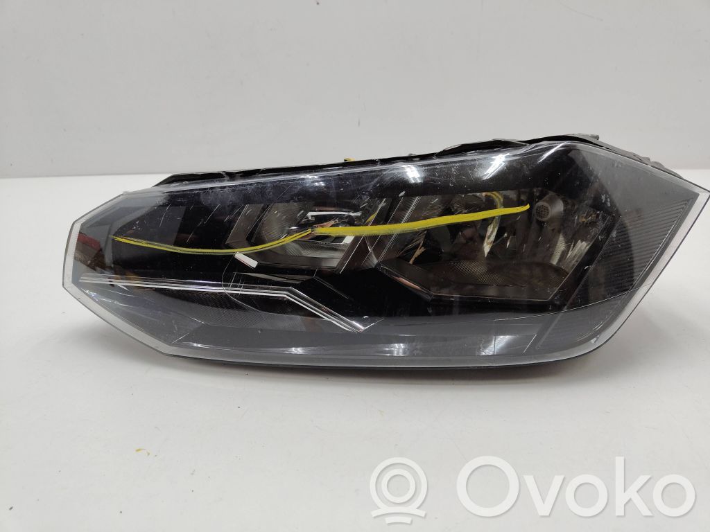 Volkswagen Polo VI Lampa przednia 