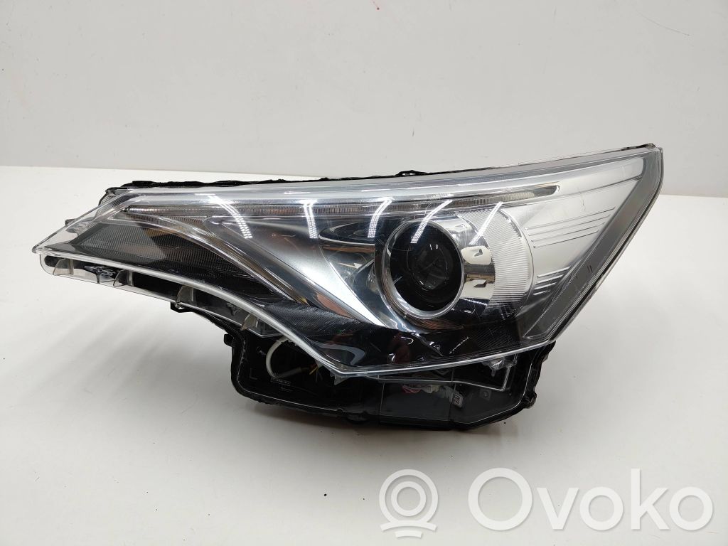 Toyota Avensis T270 Lampa przednia 