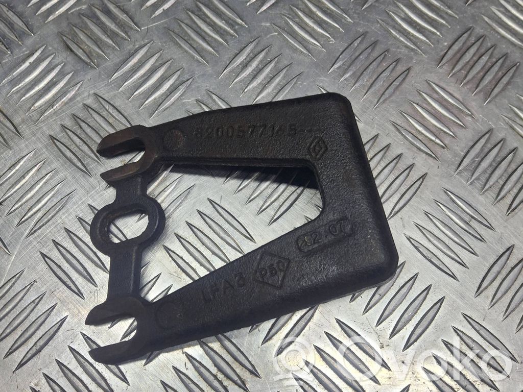 Engine mounting bracket   8200577165