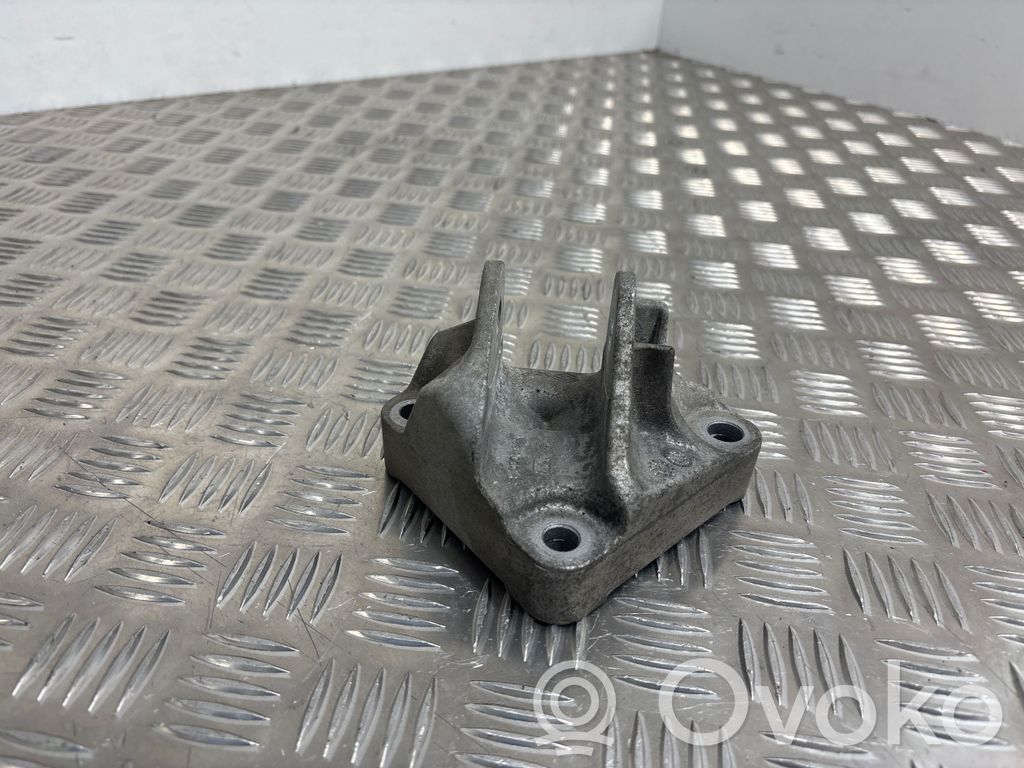 Engine mounting bracket   113320003R