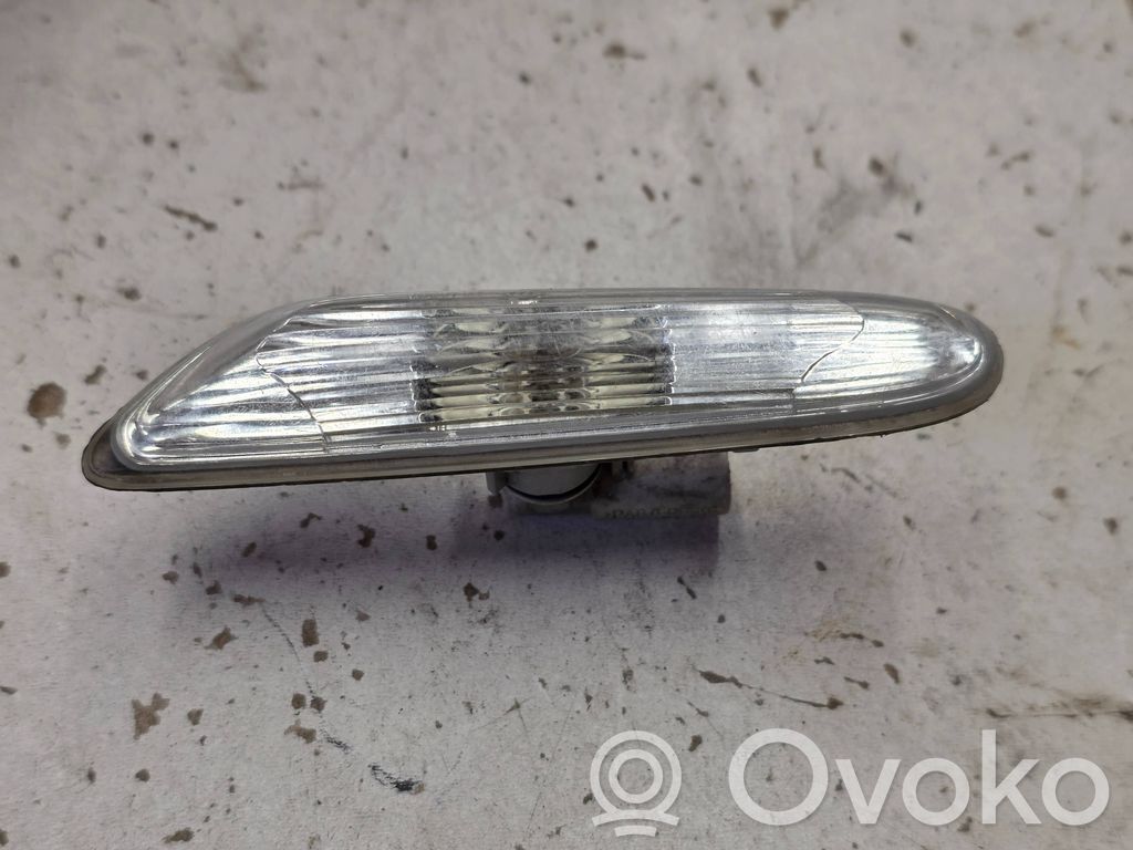 Front fender indicator light   6932997