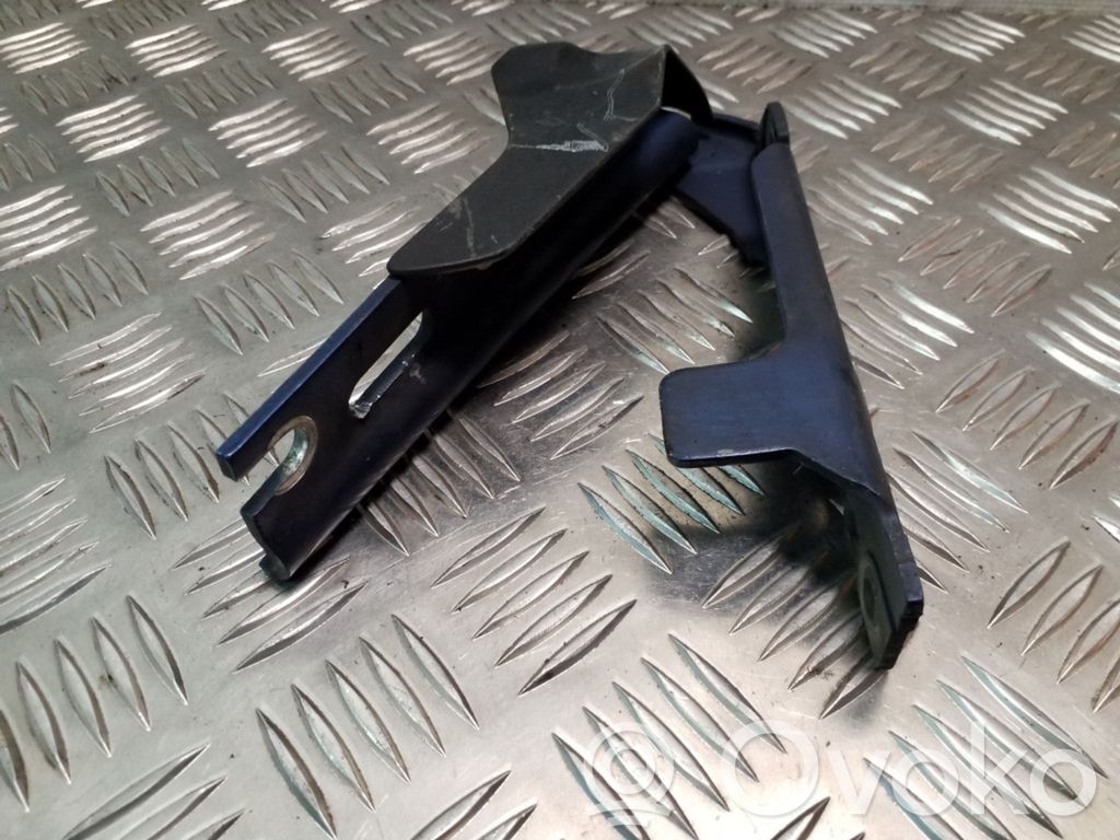 Engine bonnet/hood hinges