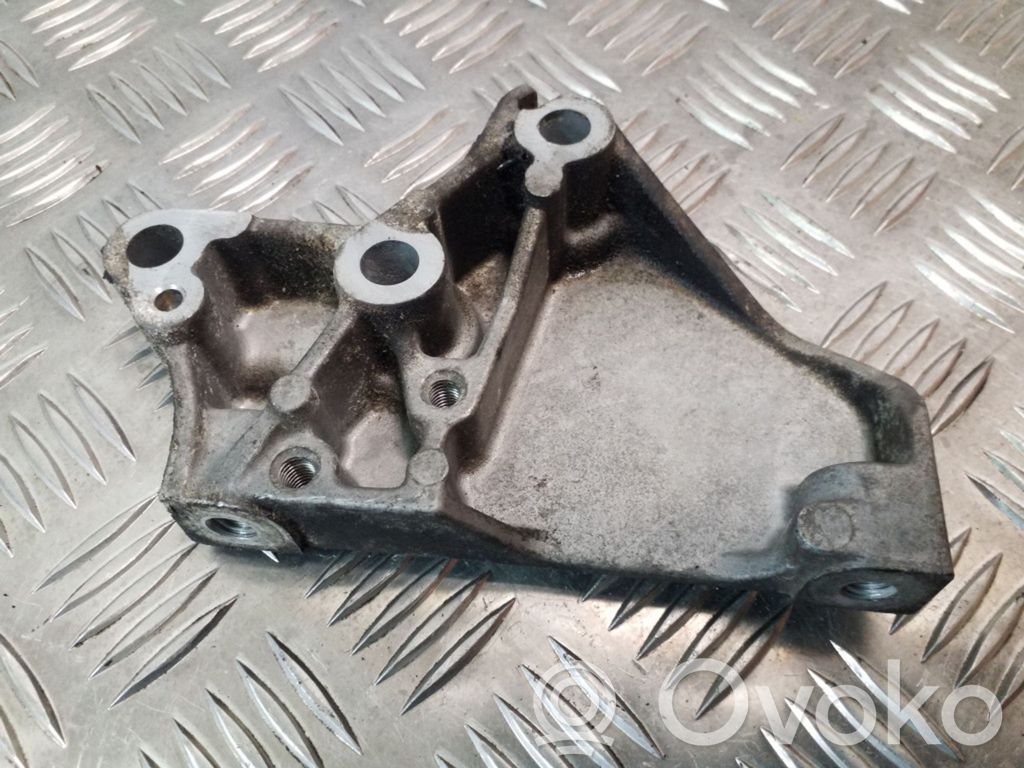 Volvo S60 Engine mounting bracket 