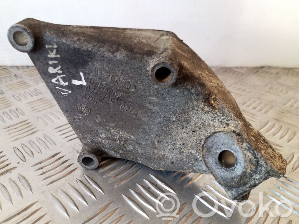 Volkswagen II LT Engine mounting bracket 