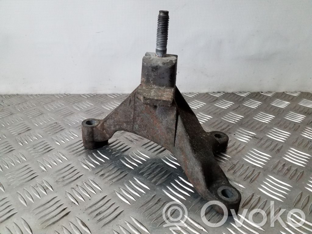 Ford Focus Engine mounting bracket 