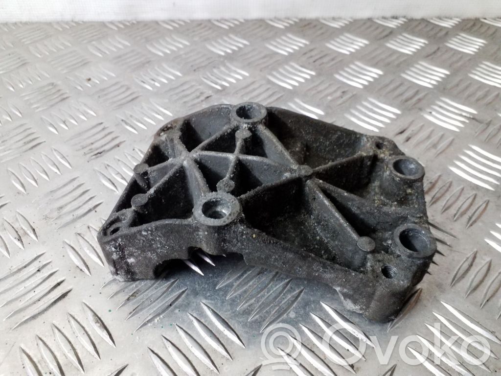 Ford Focus Engine mounting bracket 