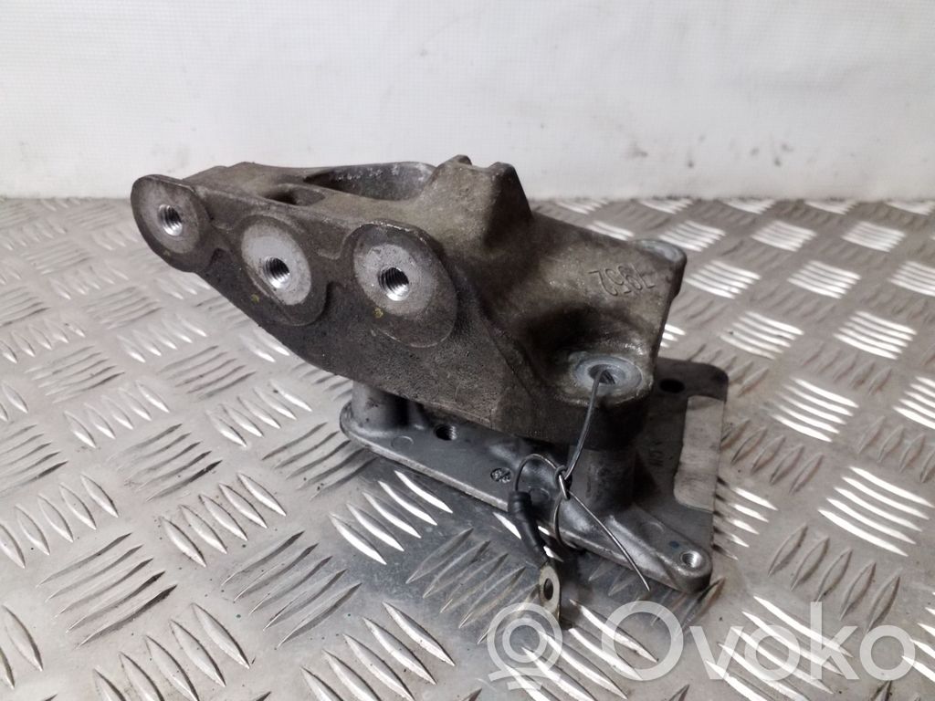 Opel Mokka Engine mounting bracket 