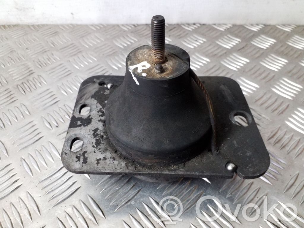 Opel Vivaro Engine mount bracket 