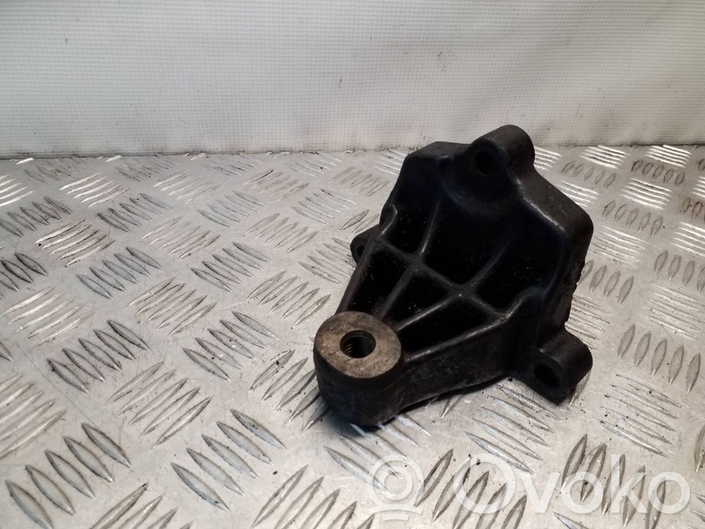 Opel Vivaro Engine mounting bracket 