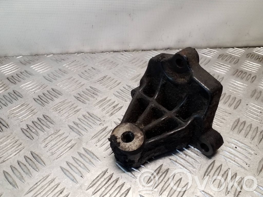 Opel Vivaro Engine mounting bracket 