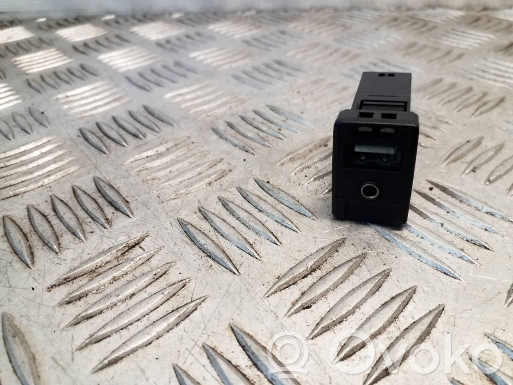Toyota Auris E180 Enchufe conector USB 