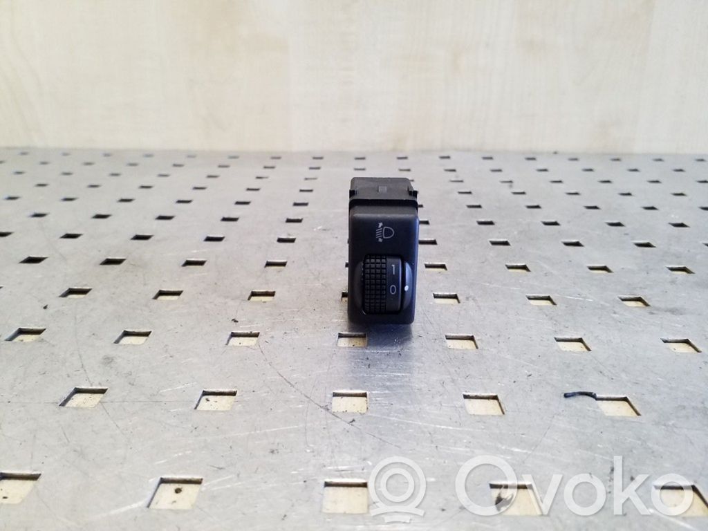 Nissan Qashqai+2 Interruptor de control de altura del faro delantero 