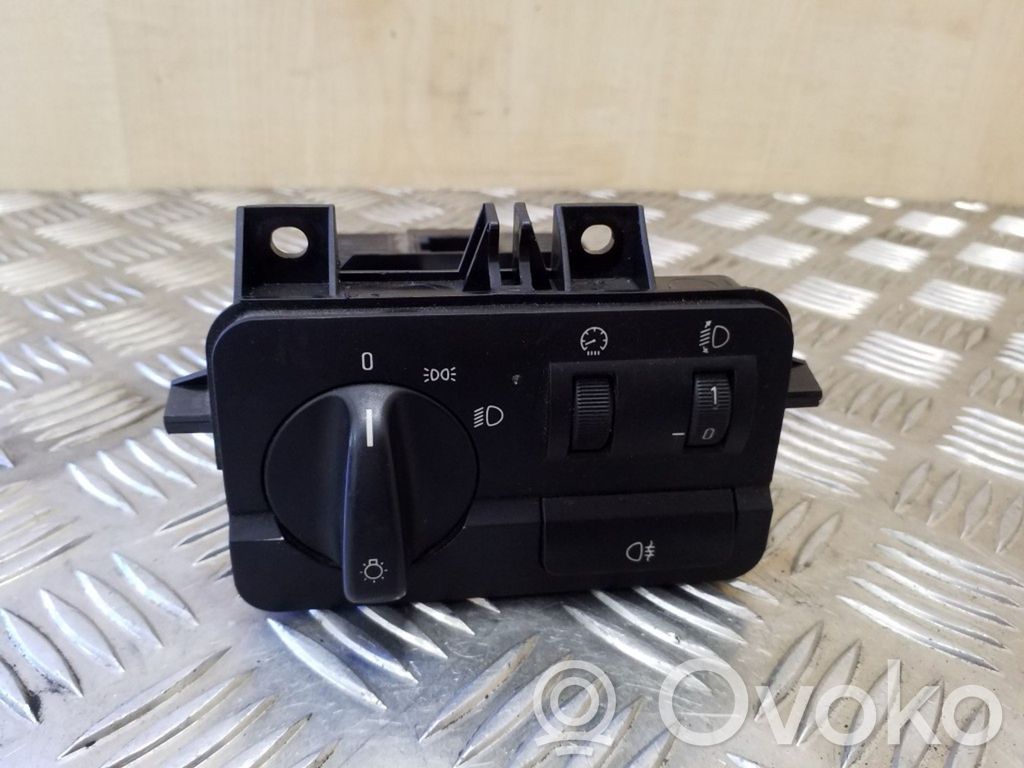 Light switch   6923474