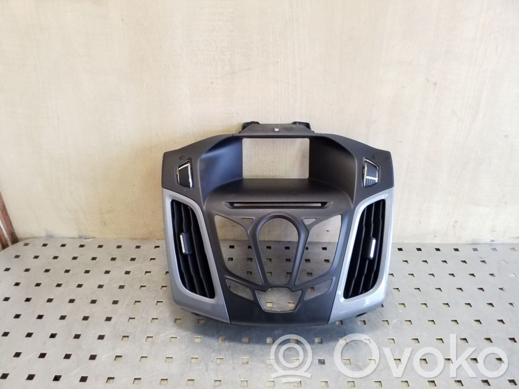 Ford Focus Radio/GPS head unit trim 