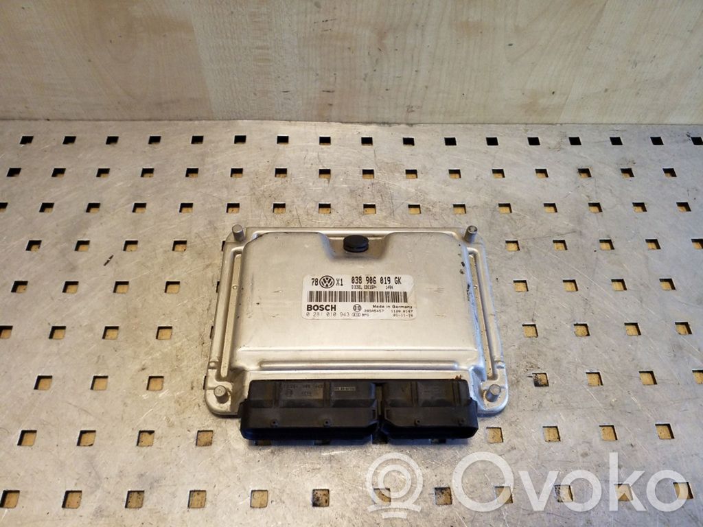 Volkswagen PASSAT B5.5 Engine control unit/module 