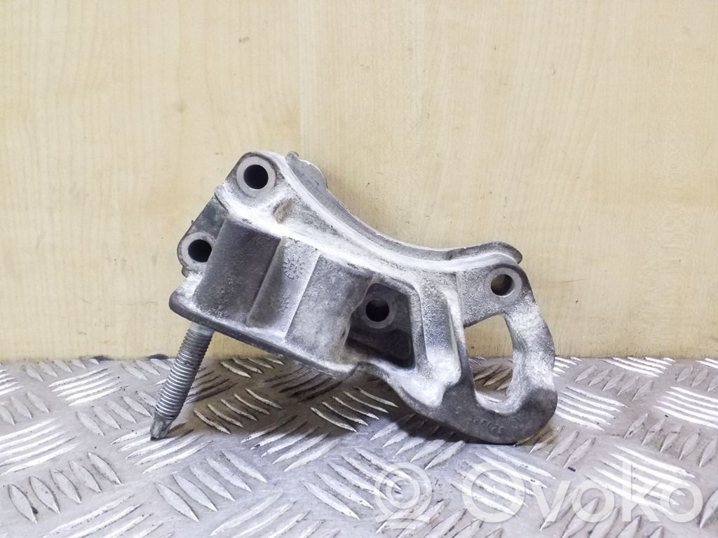 Ford Focus Engine mounting bracket 