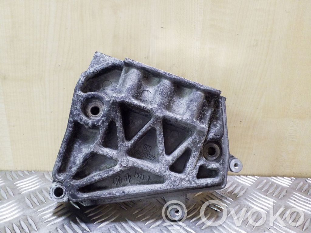 Chevrolet Captiva Engine mounting bracket 