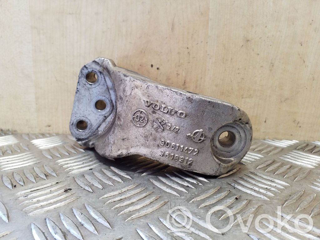 Volvo S40, V40 Engine mounting bracket 