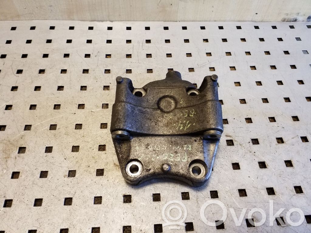 Peugeot 206 Engine mounting bracket 