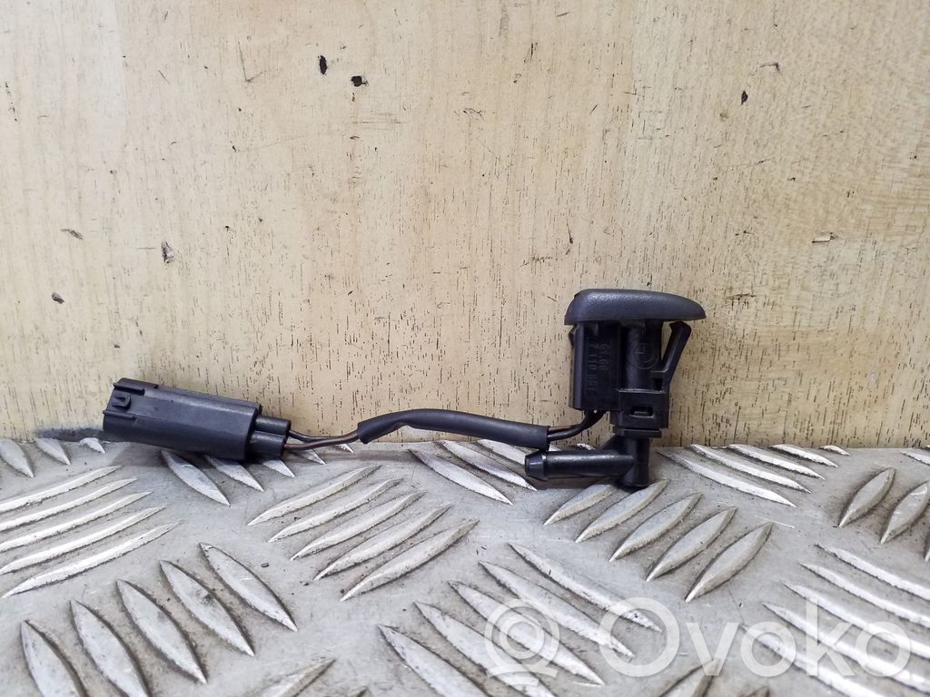 BMW X3 E83 Windshield washer spray nozzle 