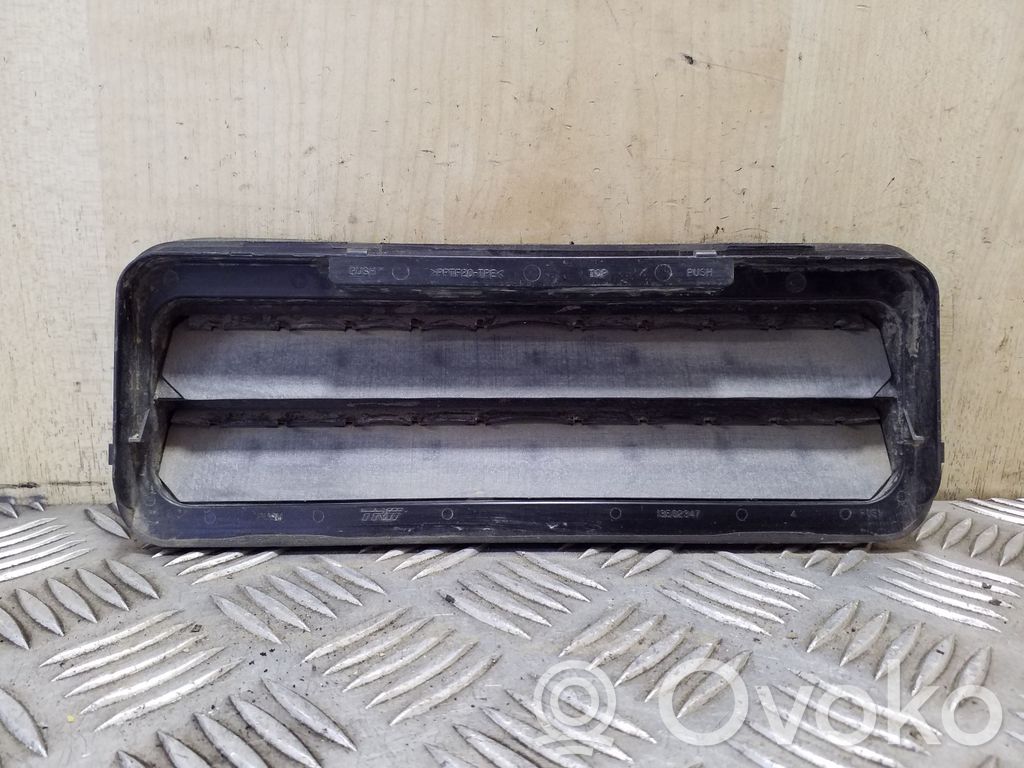 Opel Astra J Ventiliacinės grotelės 