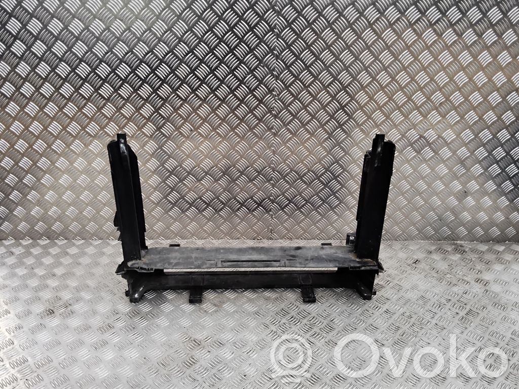 BMW 5 E60 E61 Apatinė dalis radiatorių panelės (televizoriaus) 