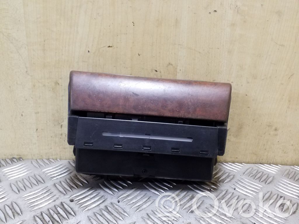 Cenicero (delantero)   8D0857951J