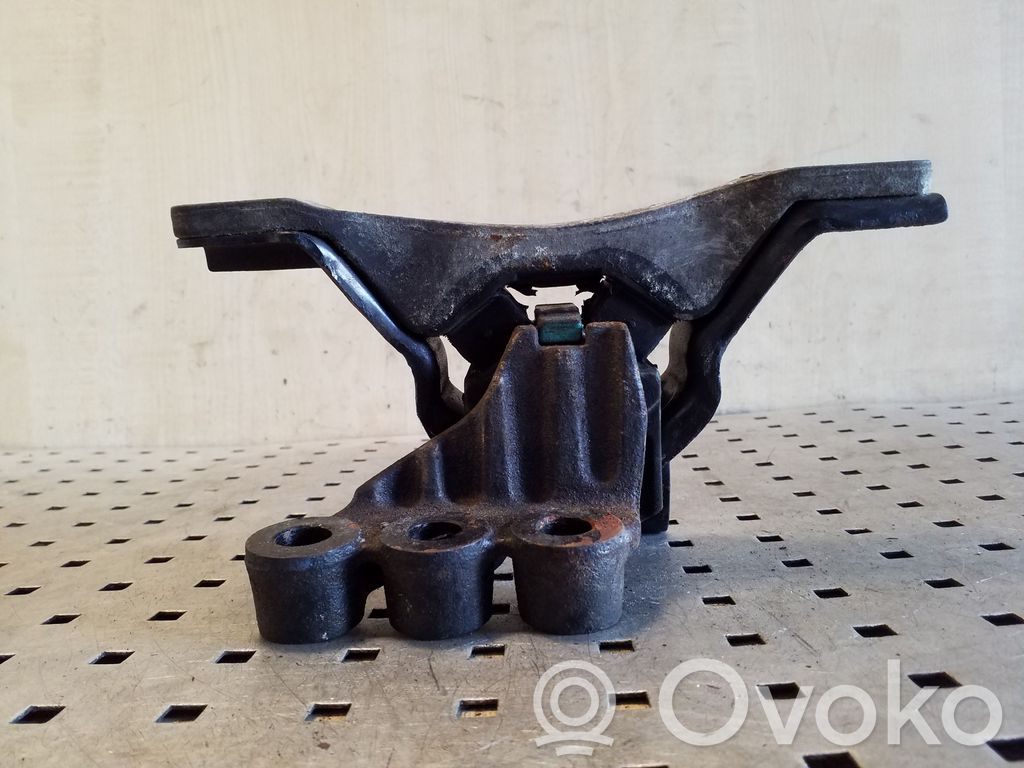 Chevrolet Captiva Engine mount bracket 