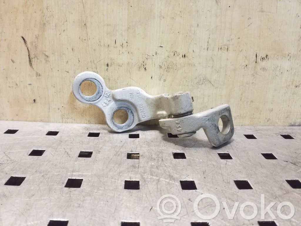 Ford Focus Priekšpusē augšējā vira (eņģe) 