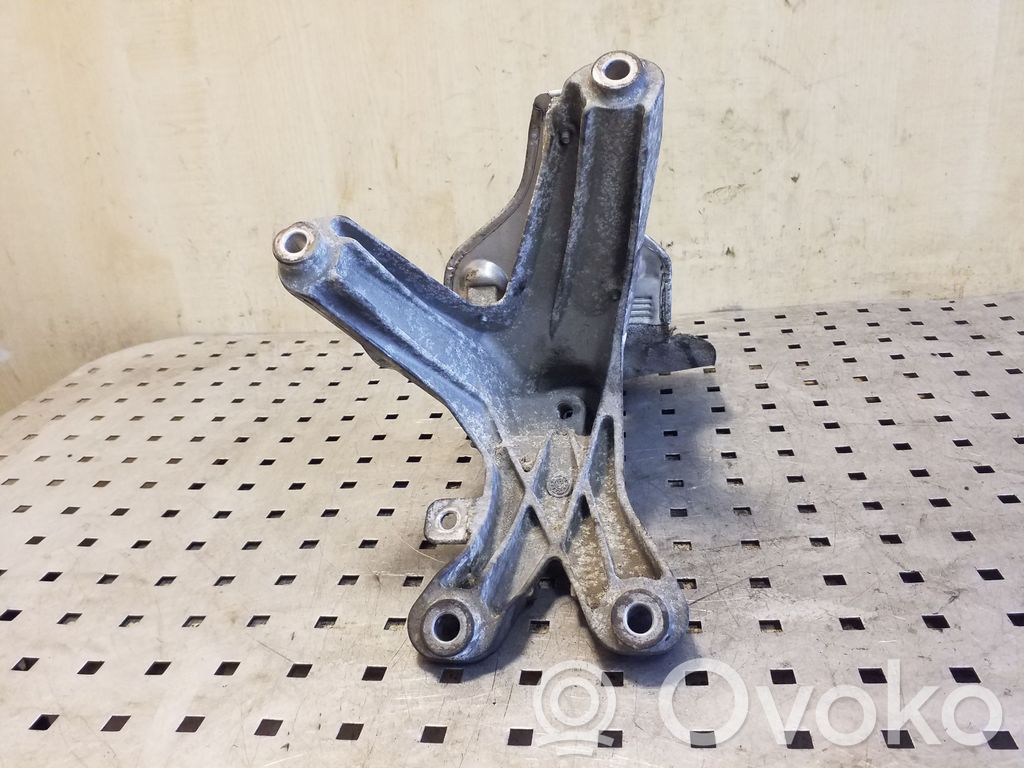 Audi Q5 SQ5 8R Engine mounting bracket 