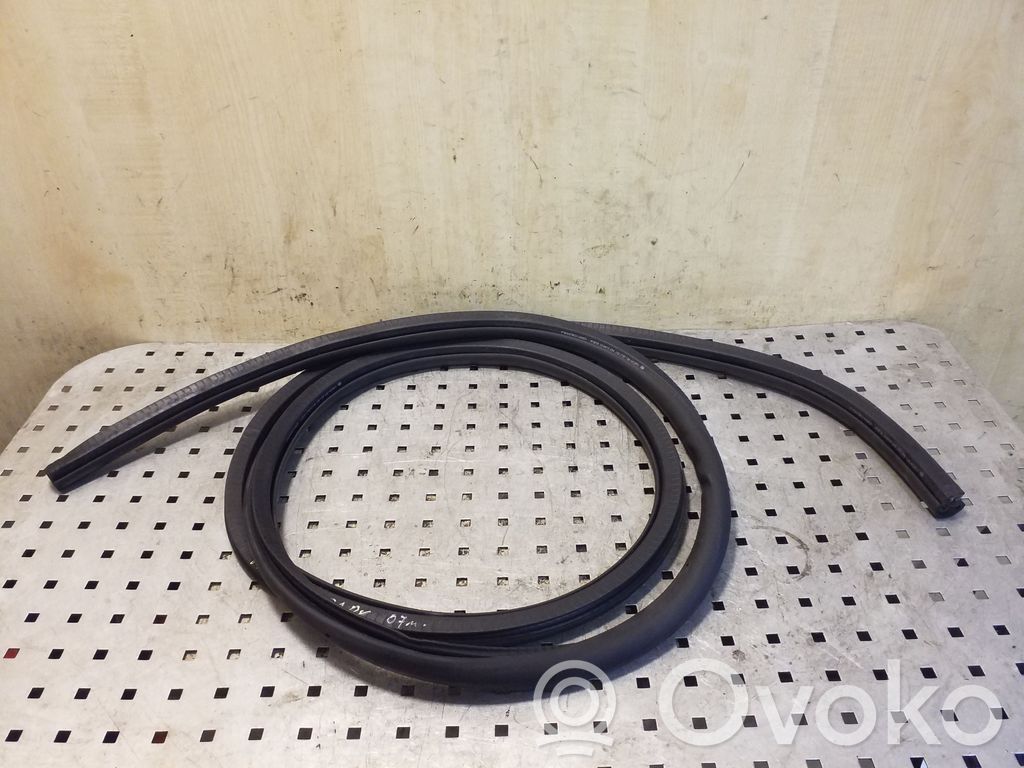 Volkswagen Caddy Front door rubber seal 