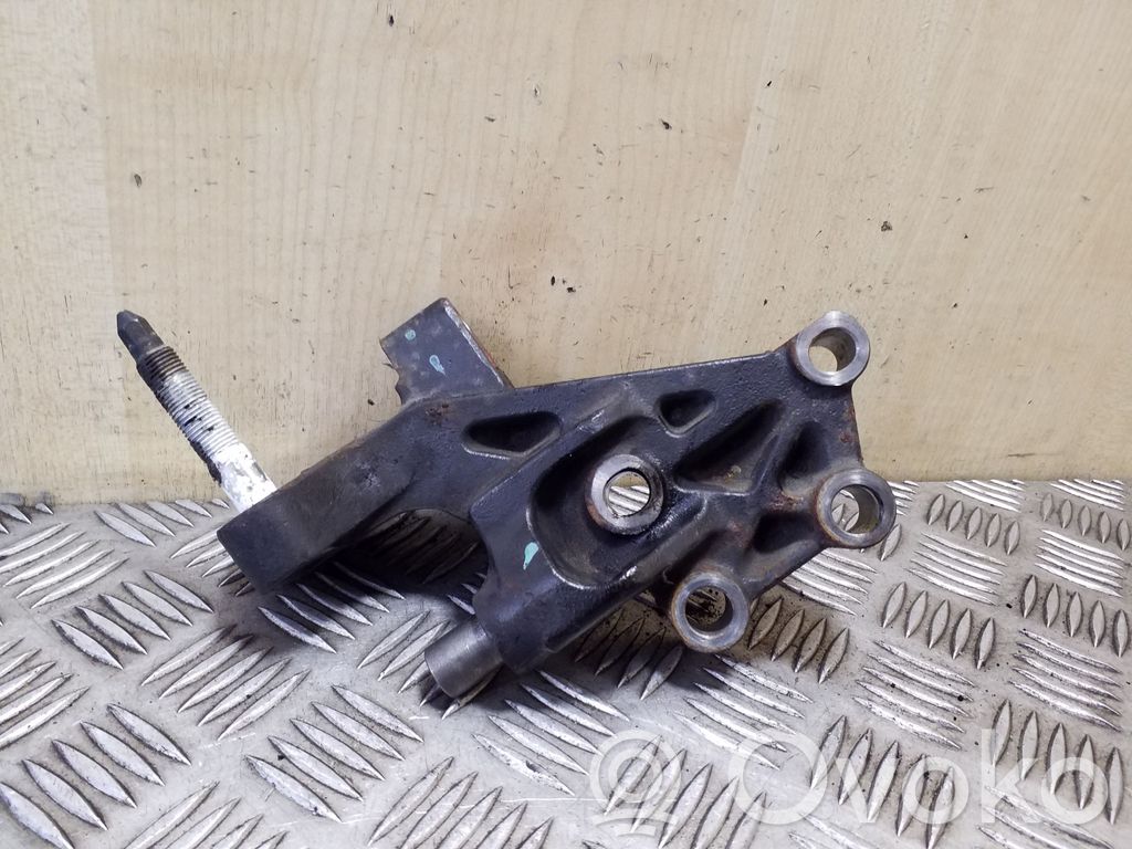 Toyota Avensis T270 Engine mounting bracket 