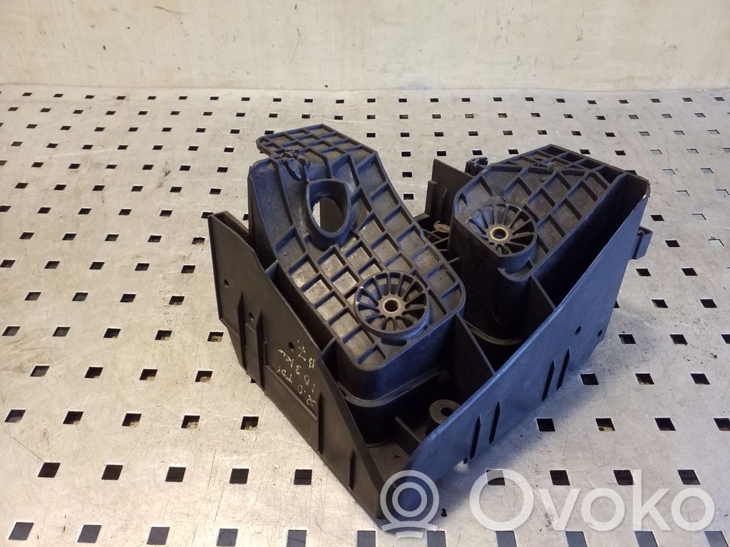 Volkswagen PASSAT B7 Alte piese compartiment motor 